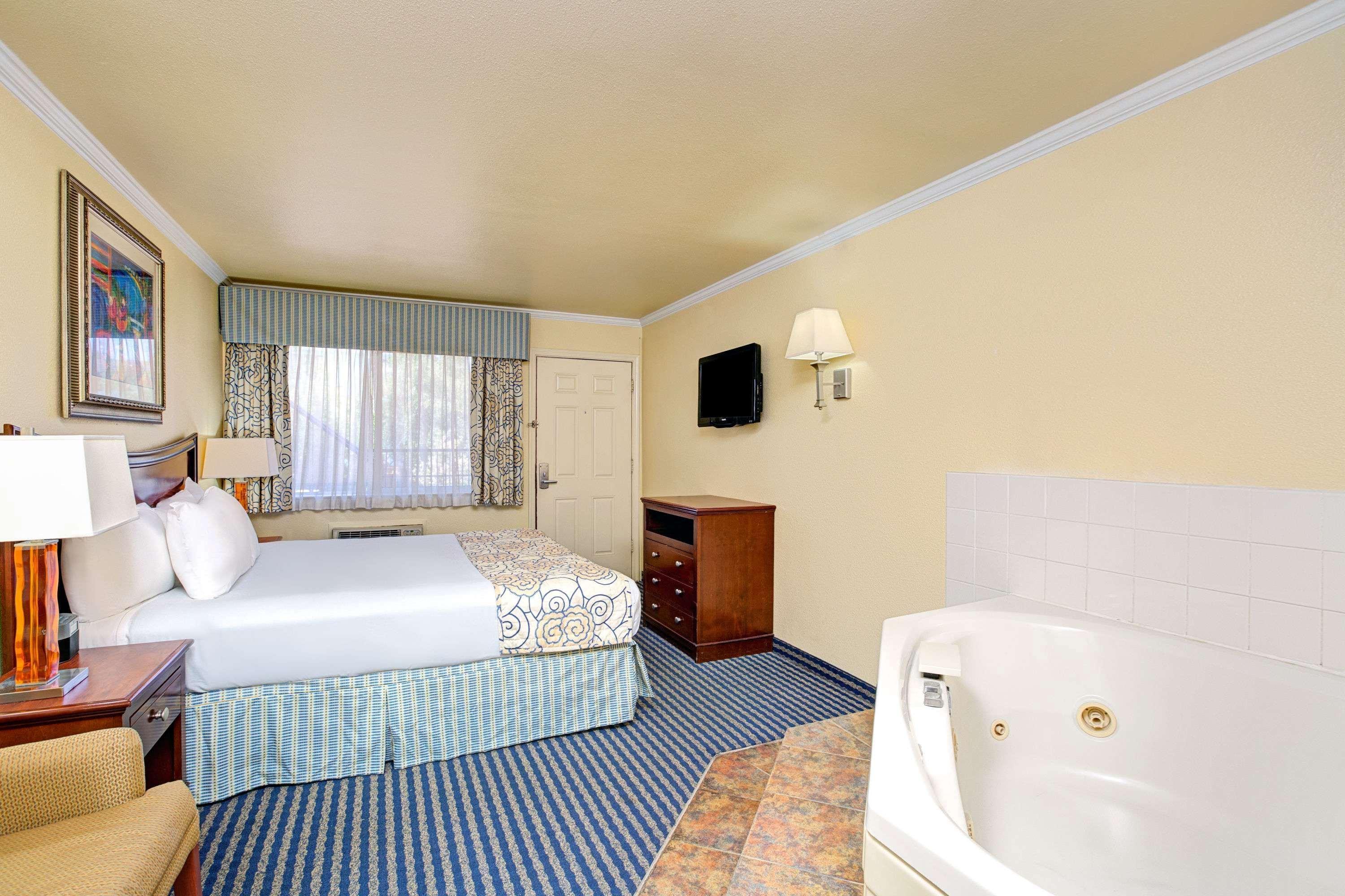 Super 8 By Wyndham Santa Cruz Beach Boardwalk Exterior foto