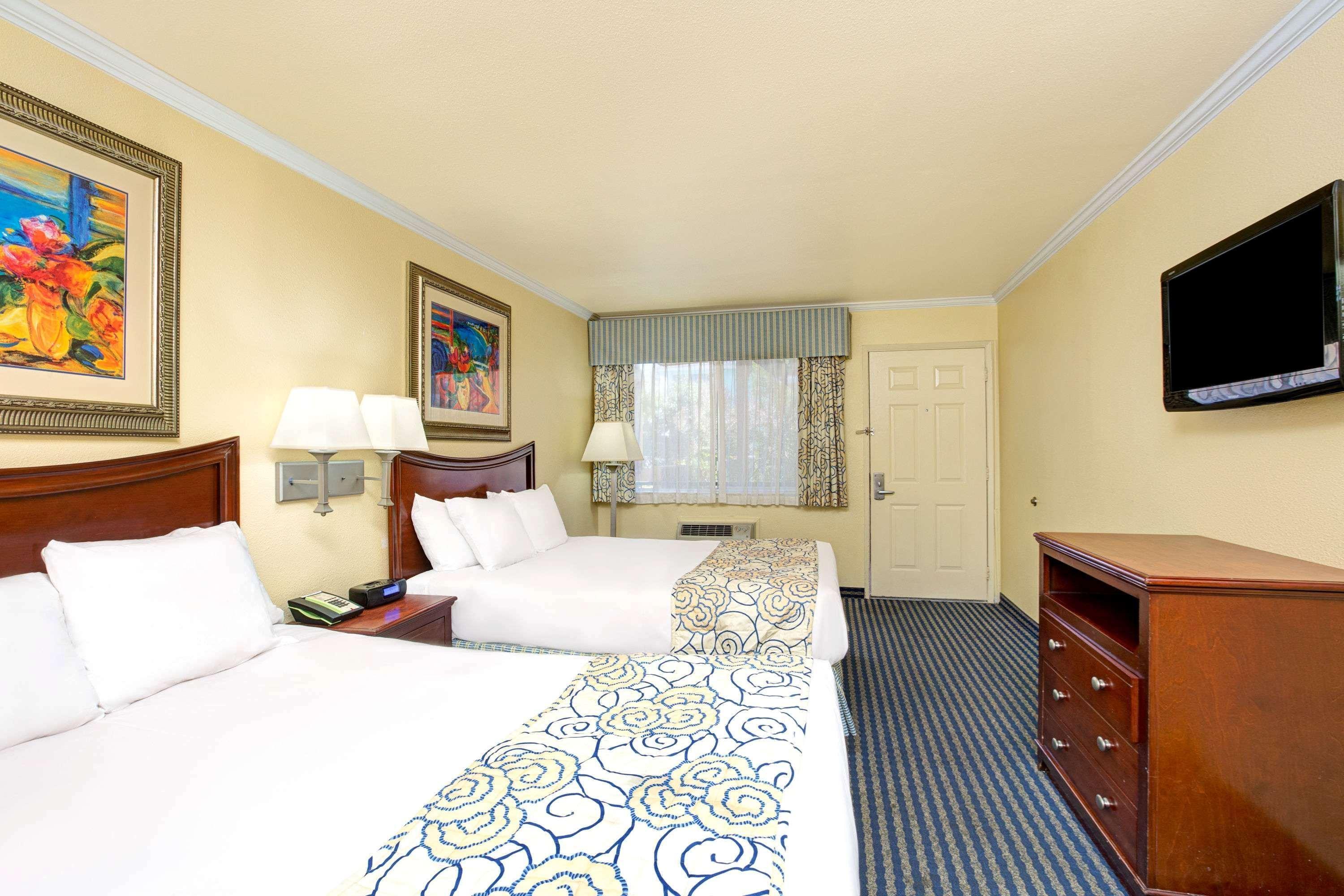 Super 8 By Wyndham Santa Cruz Beach Boardwalk Exterior foto