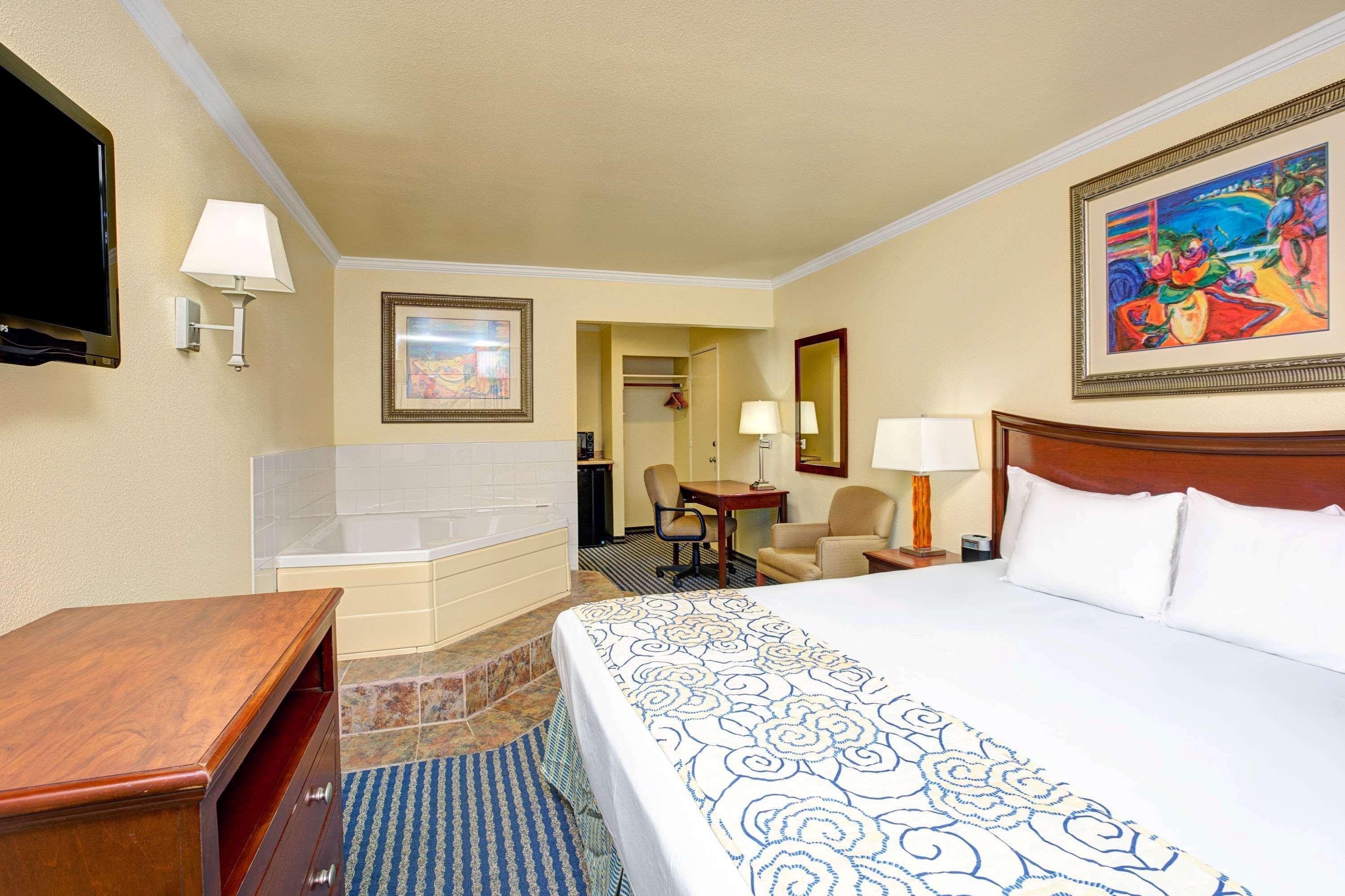 Super 8 By Wyndham Santa Cruz Beach Boardwalk Exterior foto