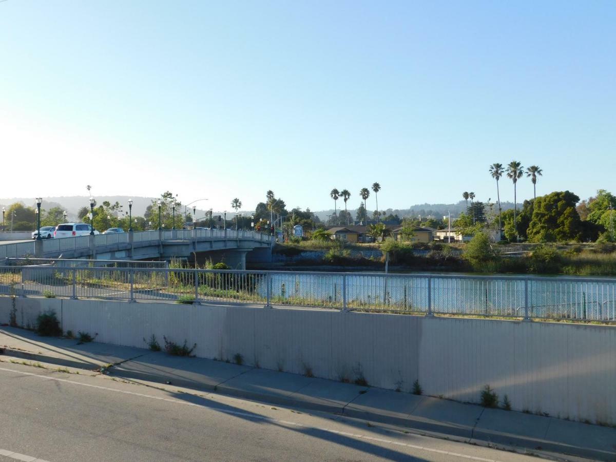 Super 8 By Wyndham Santa Cruz Beach Boardwalk Exterior foto